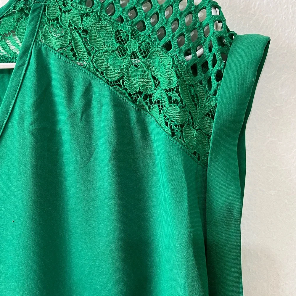Green Lace flower pattern intricate Short Sleeve V neckl Women blouse size small